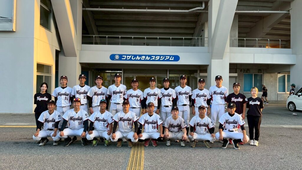 球場前で集合写真に納まる鹿児島大学硬式野球部の選手とマネージャー